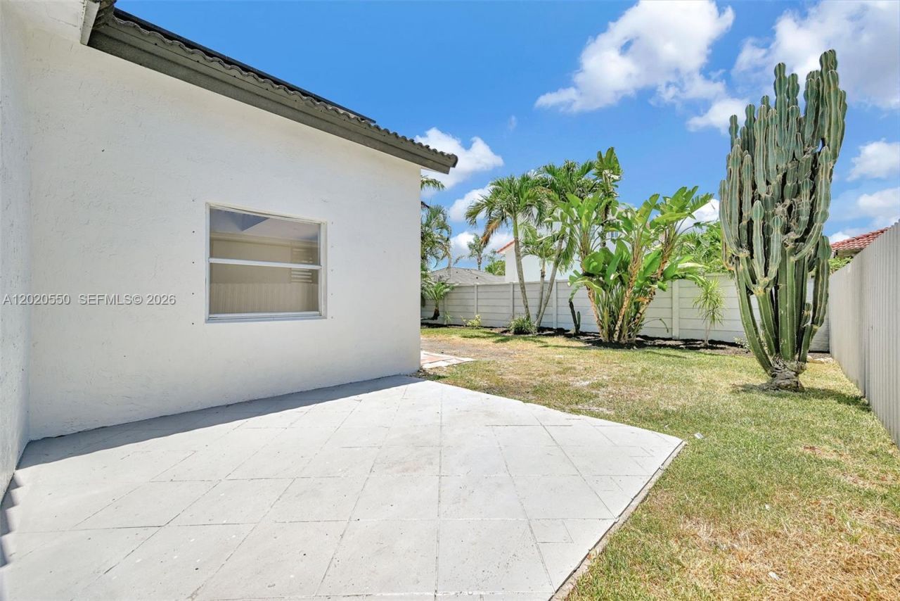 7868 NW 194th St , Hialeah, FL 33015 Photo