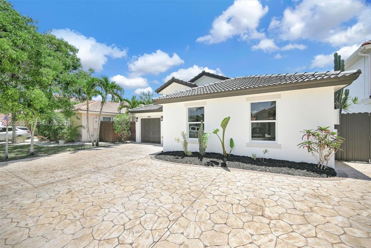 7868 NW 194th St , Hialeah, FL 33015 Photo