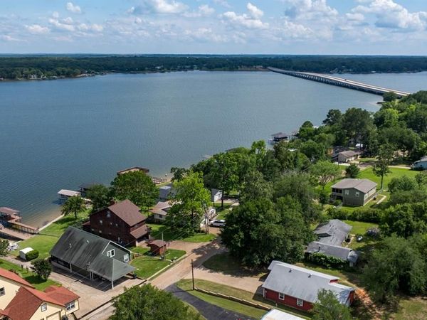 138 Pin Oak Drive , Mabank, TX 75156