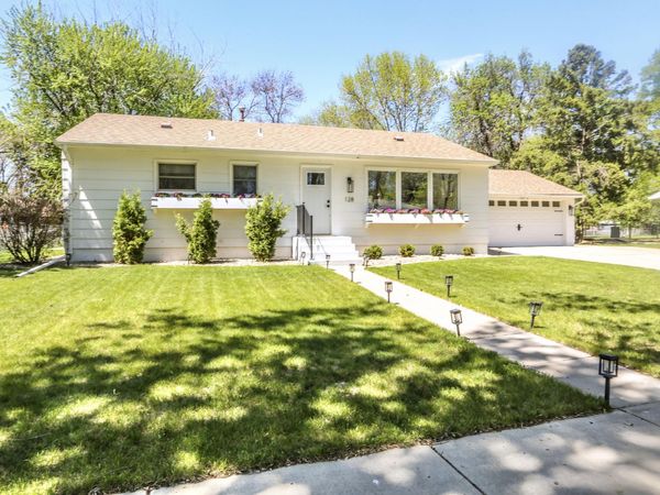 128 Elizabeth Drive, Aberdeen, SD 57401