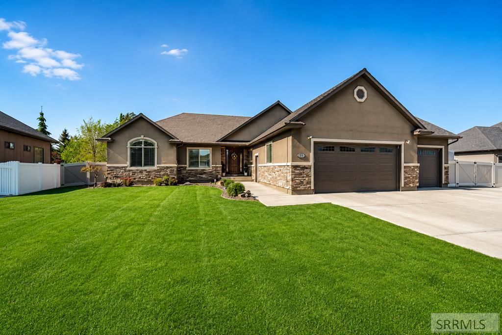 326 Fire Thorn, Idaho Falls, ID 83404 Main Photo