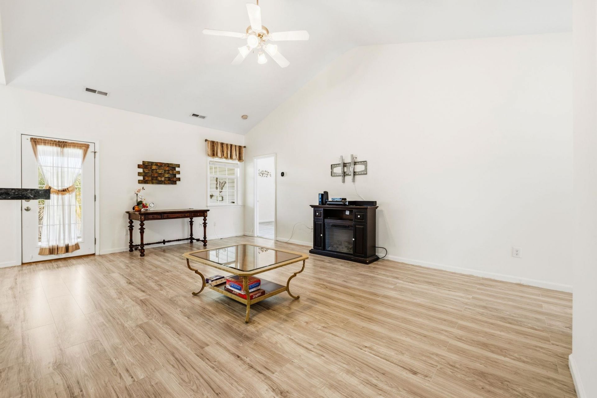 1136 Checkerberry St. Photo 6