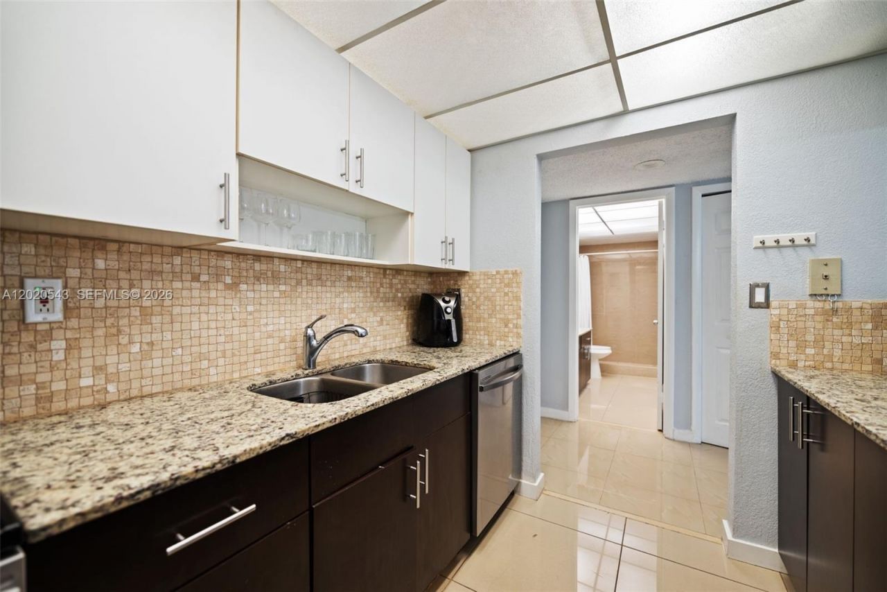 200 Lakeview Dr , Unit 113, Weston, FL 33326 Photo