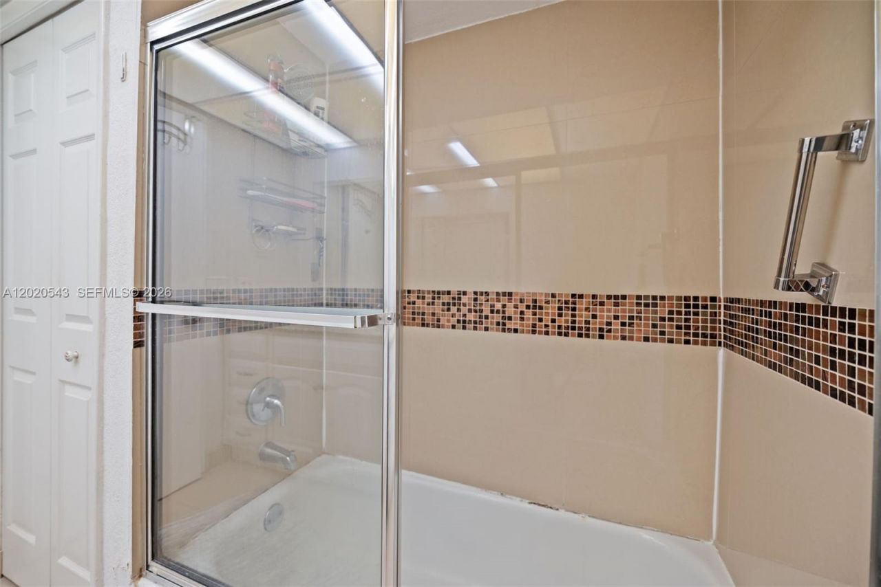 200 Lakeview Dr , Unit 113, Weston, FL 33326 Photo