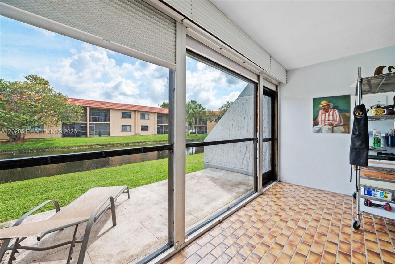 200 Lakeview Dr , Unit 113, Weston, FL 33326 Photo
