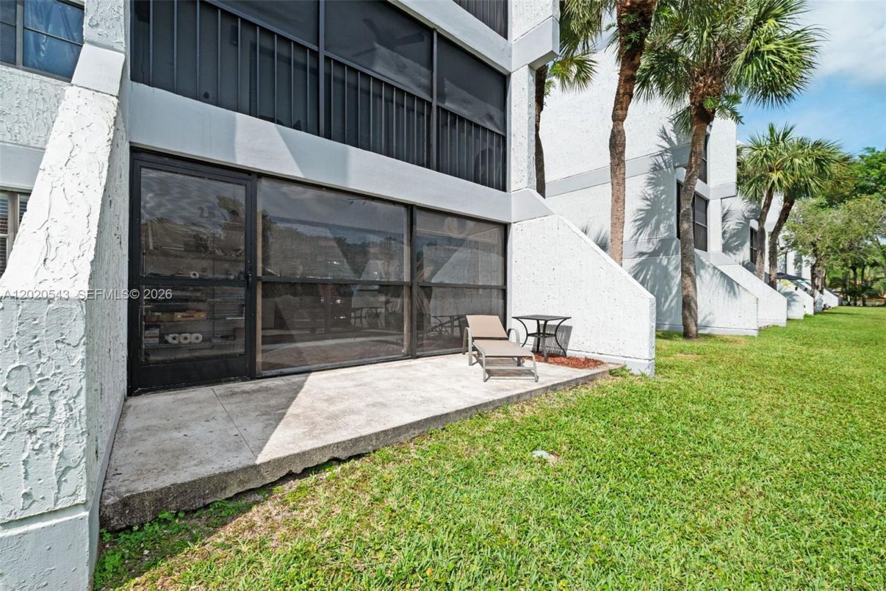 200 Lakeview Dr , Unit 113, Weston, FL 33326 Photo