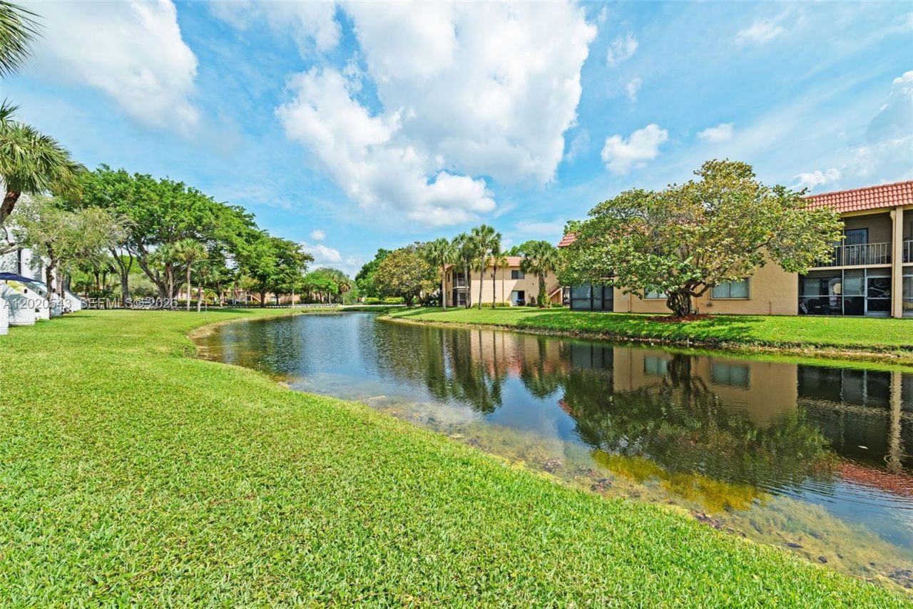 200 Lakeview Dr , Unit 113, Weston, FL 33326 Photo