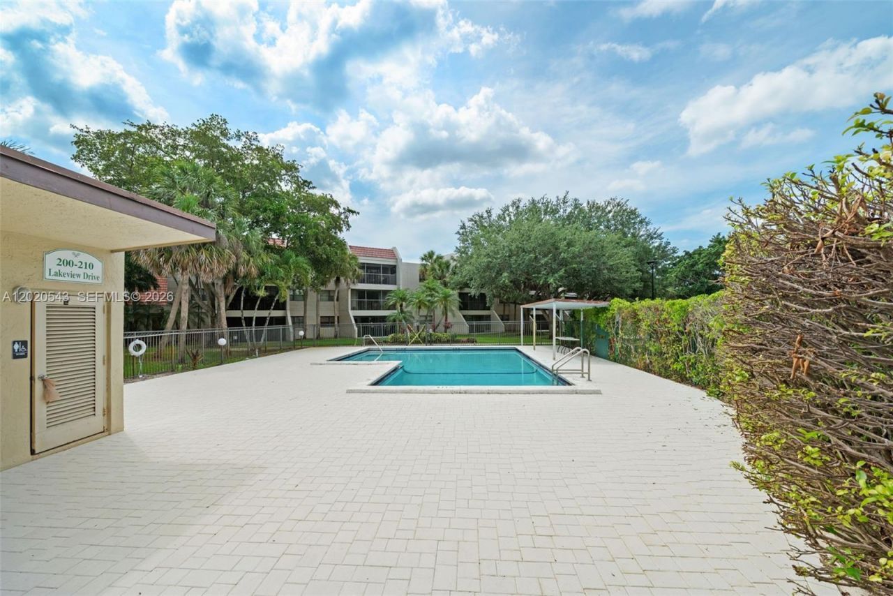 200 Lakeview Dr , Unit 113, Weston, FL 33326 Photo