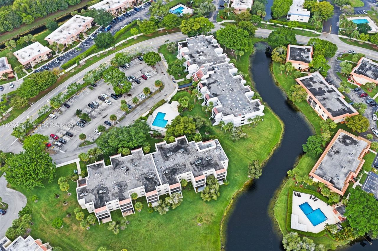 200 Lakeview Dr , Unit 113, Weston, FL 33326 Photo