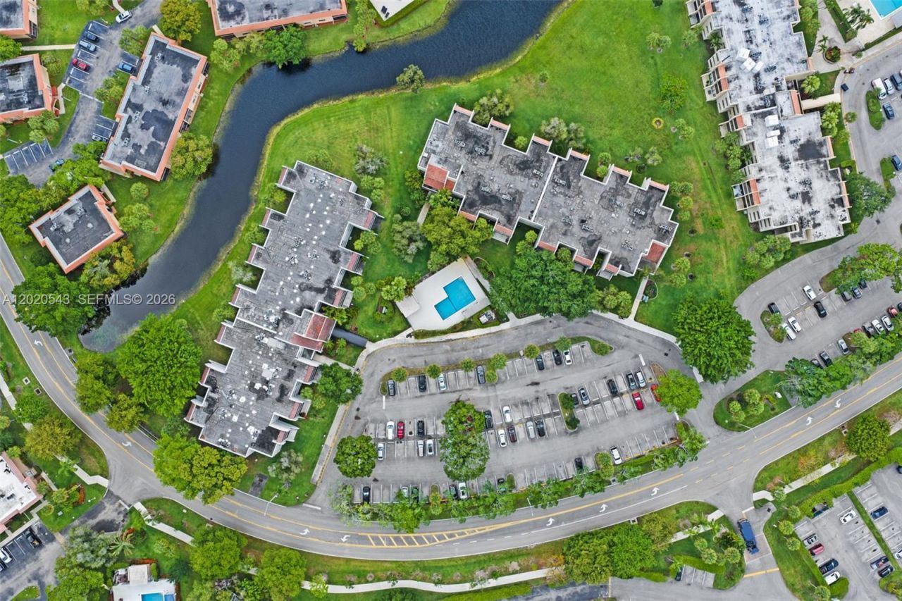 200 Lakeview Dr , Unit 113, Weston, FL 33326 Photo