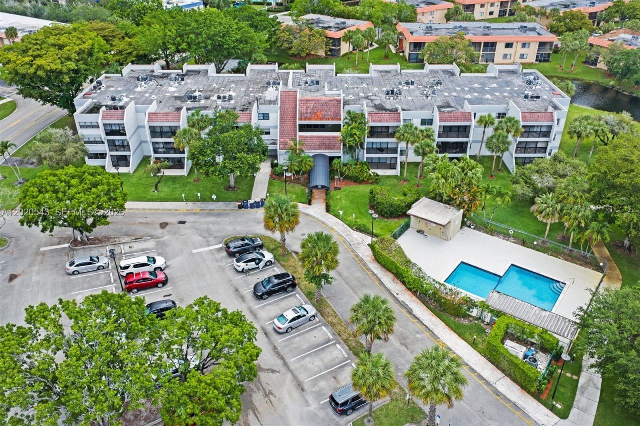 200 Lakeview Dr , Unit 113, Weston, FL 33326 Photo