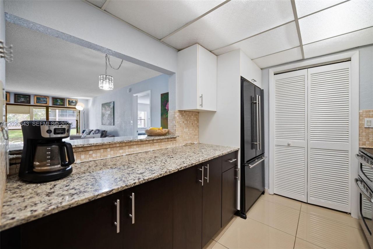 200 Lakeview Dr , Unit 113, Weston, FL 33326 Photo