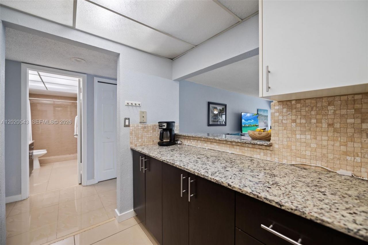 200 Lakeview Dr , Unit 113, Weston, FL 33326 Photo