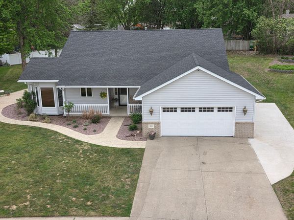 885 Briarwood Drive, Worthington, MN 56187