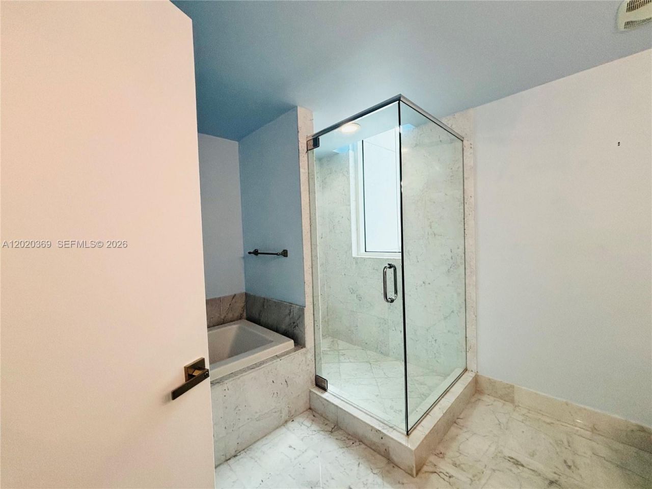 253 NE 2nd St , Unit 2003, Miami, FL 33132 Photo
