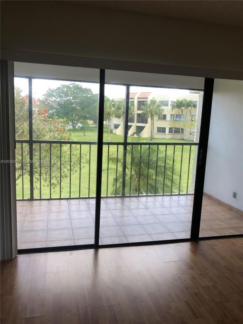 210 Lakeview Dr , Unit 207, Weston, FL 33326 Photo