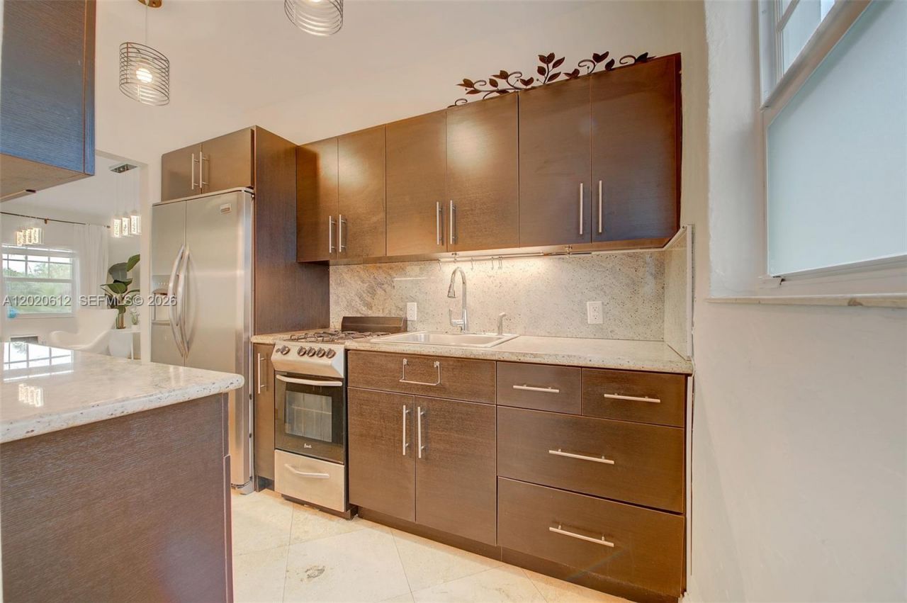 2463 Pine Tree Dr , Unit 3, Miami Beach, FL 33140 Photo