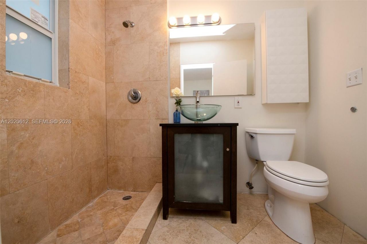 2463 Pine Tree Dr , Unit 3, Miami Beach, FL 33140 Photo