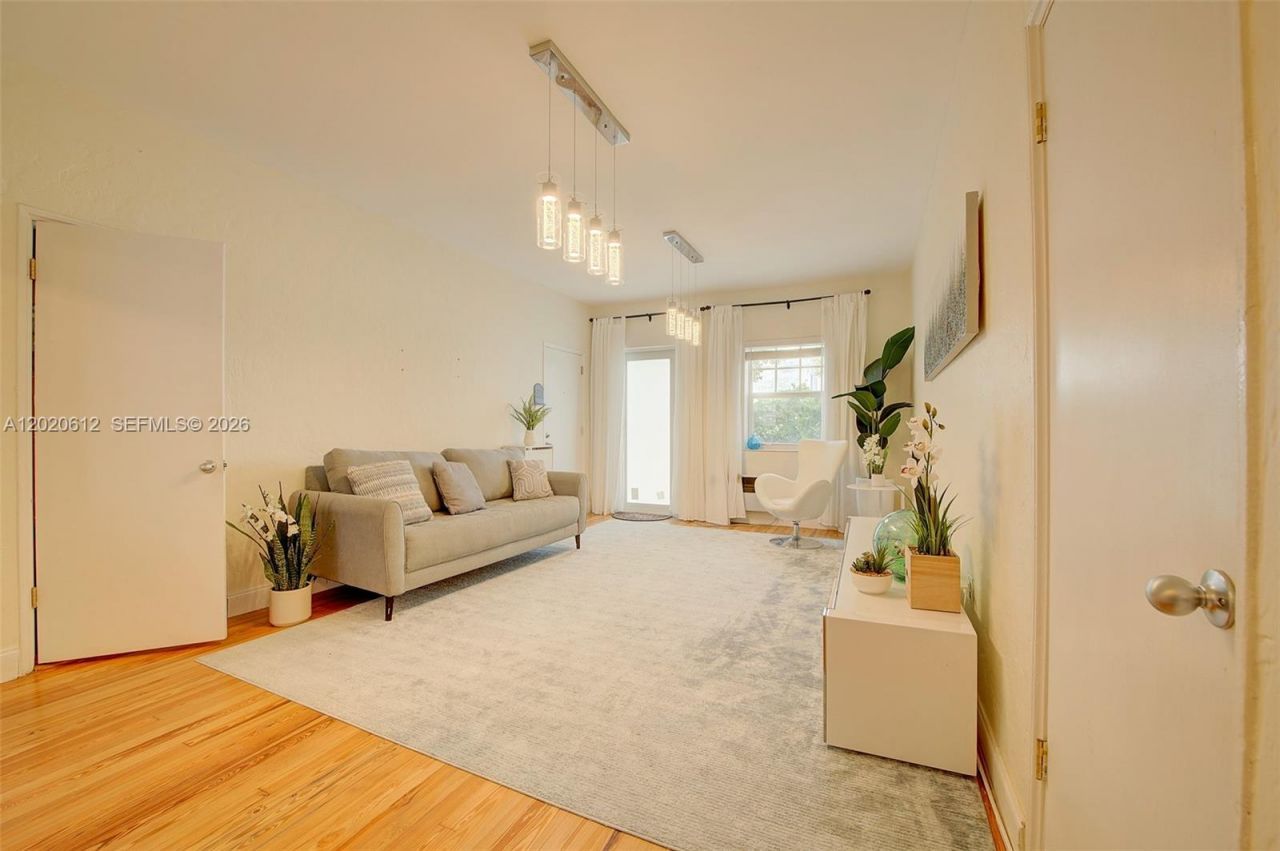 2463 Pine Tree Dr , Unit 3, Miami Beach, FL 33140 Photo