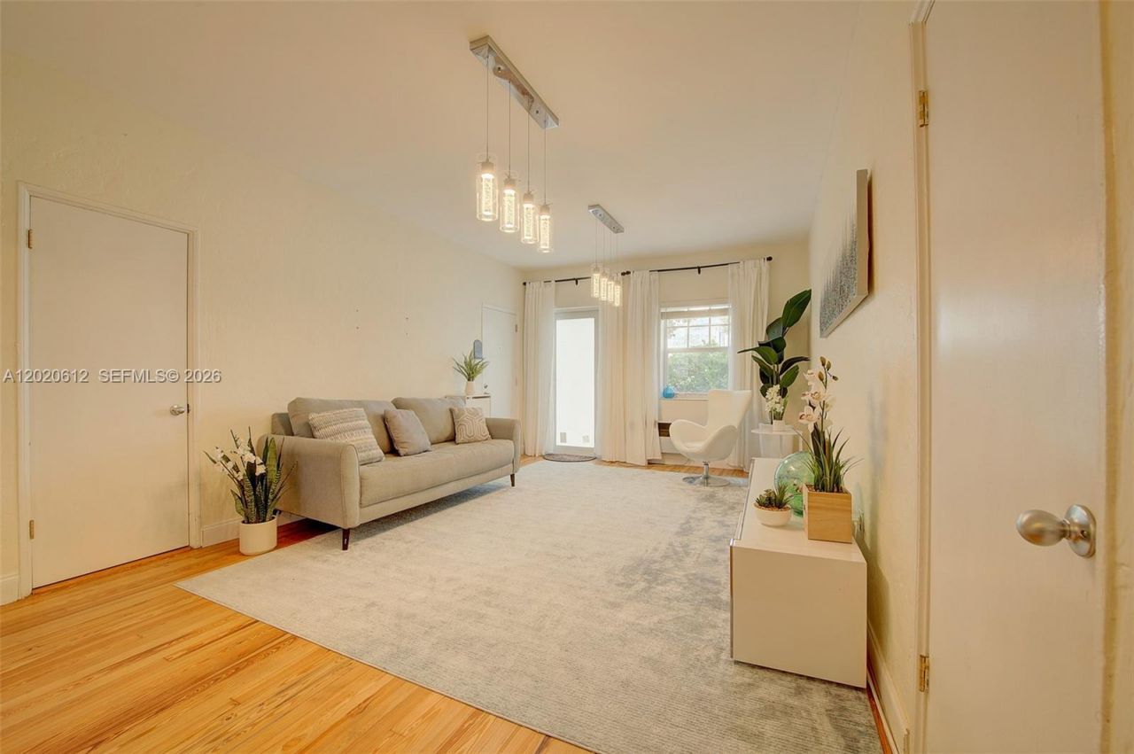 2463 Pine Tree Dr , Unit 3, Miami Beach, FL 33140 Photo