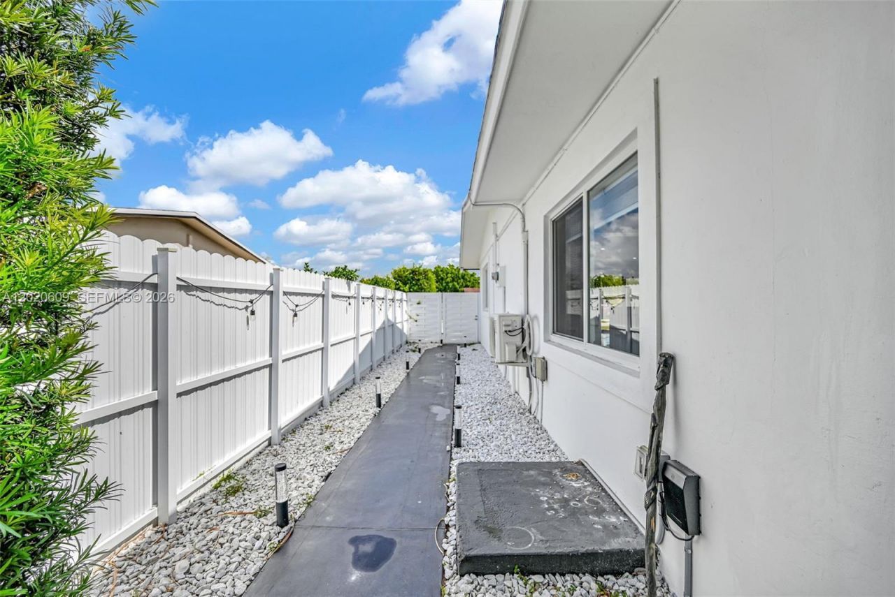 10202 SW 33rd St , Miami, FL 33165 Photo