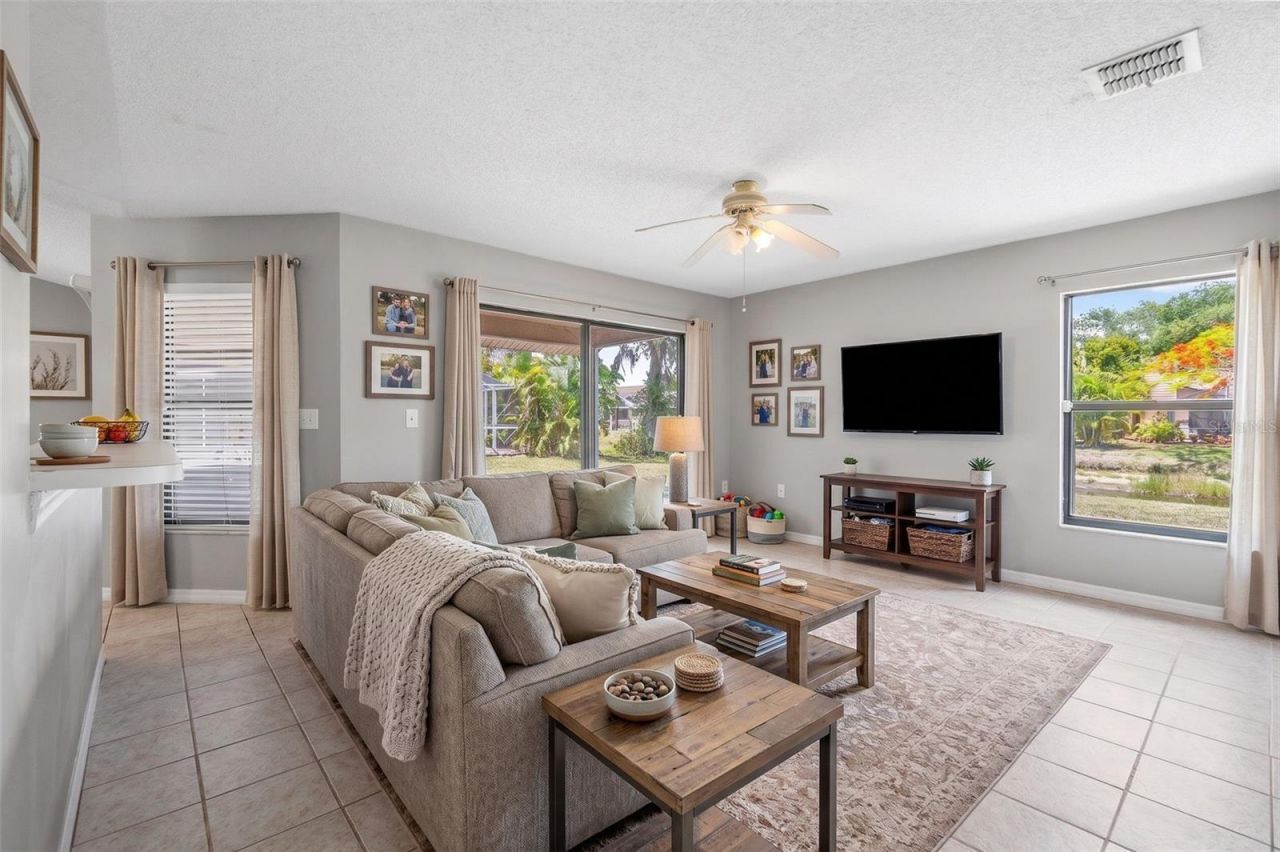 7807 38th Court E, Sarasota, FL 34243 Photo
