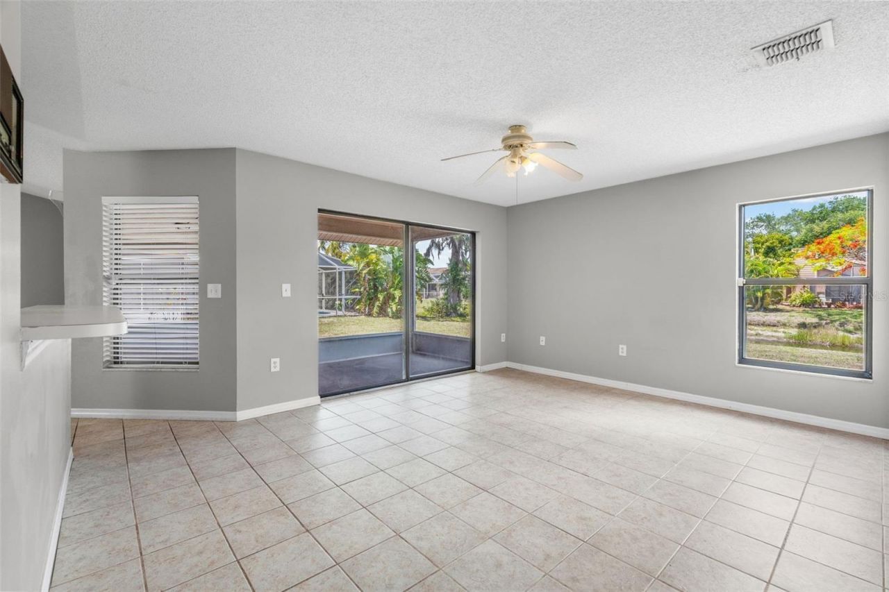 7807 38th Court E, Sarasota, FL 34243 Photo