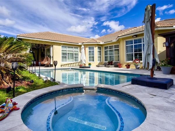 5703 N Sterling Ranch Dr, Davie, FL 33314