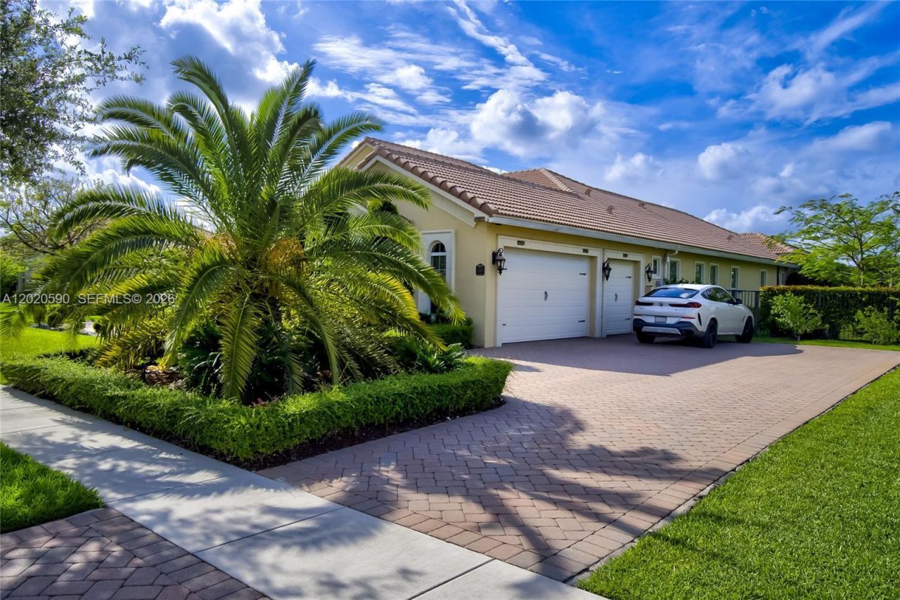 5703 N Sterling Ranch Dr, Davie, FL 33314 Photo
