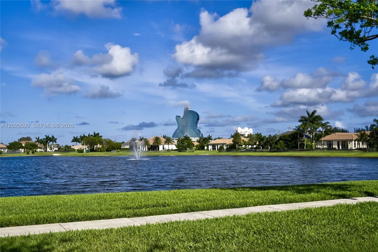 5703 N Sterling Ranch Dr, Davie, FL 33314 Photo