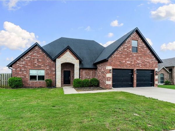 900 Sunset Lane, Centerton, AR 72719