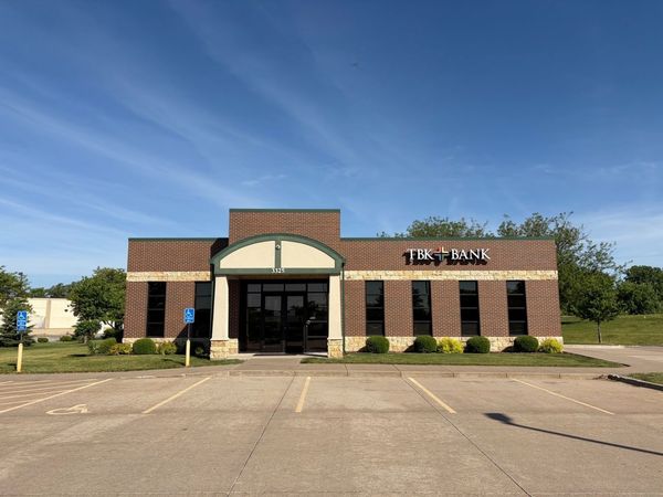3325 W Kimberly Road , Davenport, IA 52806