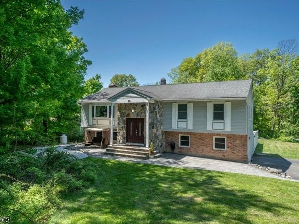 14 Lounsberry Hollow Rd, Vernon, NJ 07461