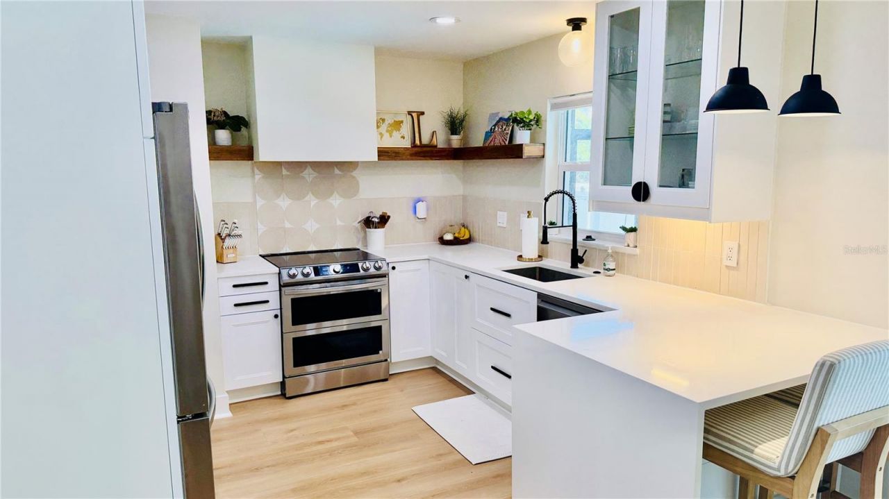 6073 Tanglewood Drive Ne, Saint Petersburg, FL 33703 Photo