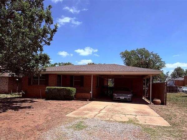 217 S 17th Street, Clinton, OK 73601