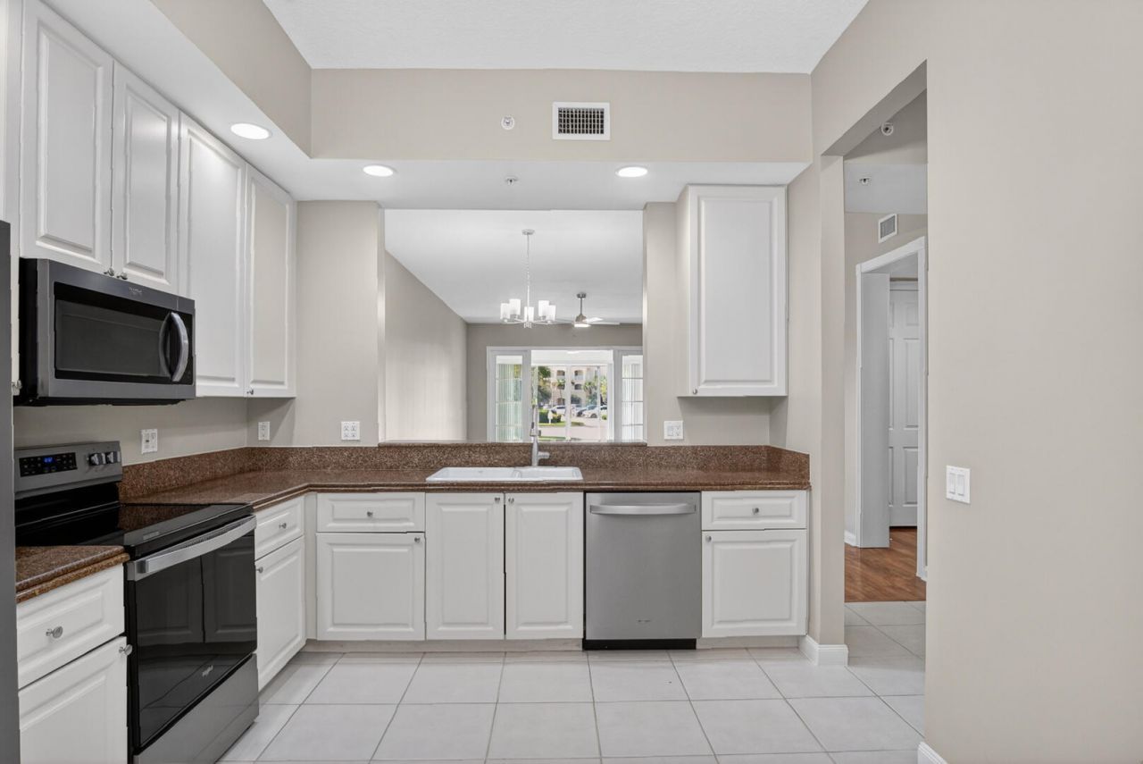 37 E Harbour Isle Dr Drive E, Unit 106, Fort Pierce, FL 34949 Photo