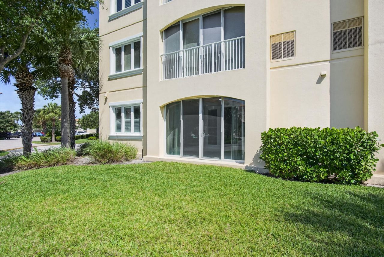 37 E Harbour Isle Dr Drive E, Unit 106, Fort Pierce, FL 34949 Photo