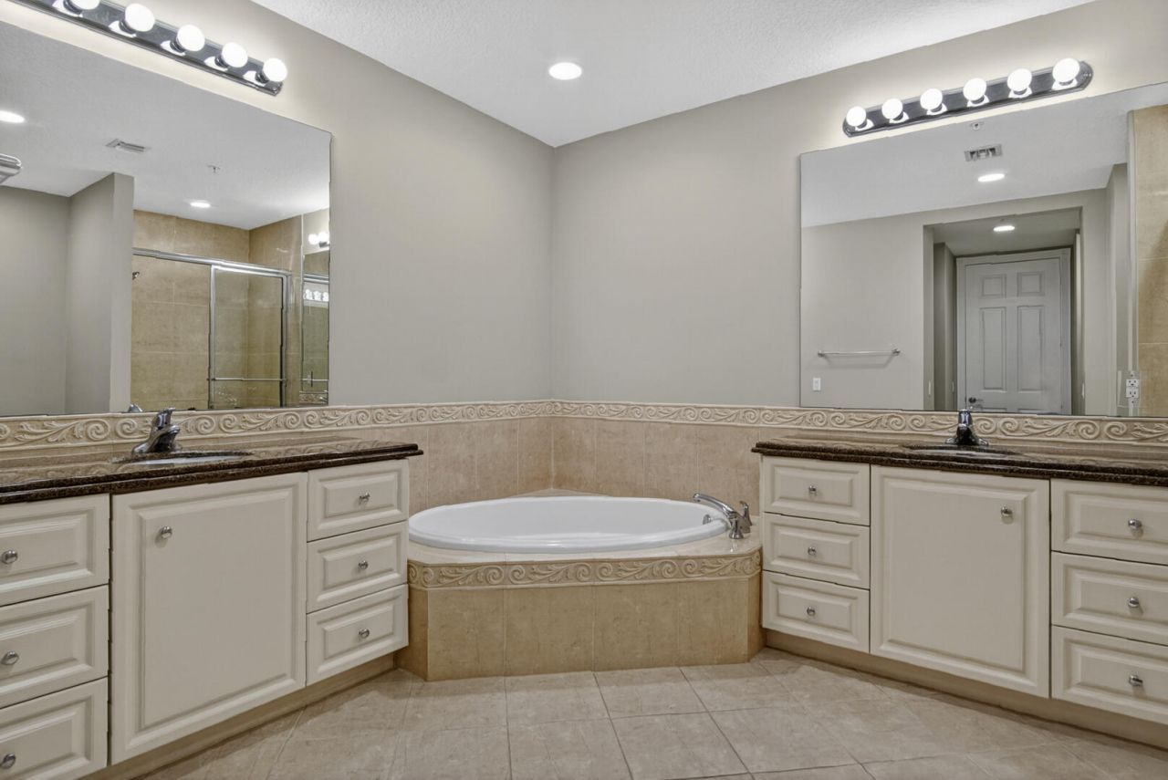 37 E Harbour Isle Dr Drive E, Unit 106, Fort Pierce, FL 34949 Photo