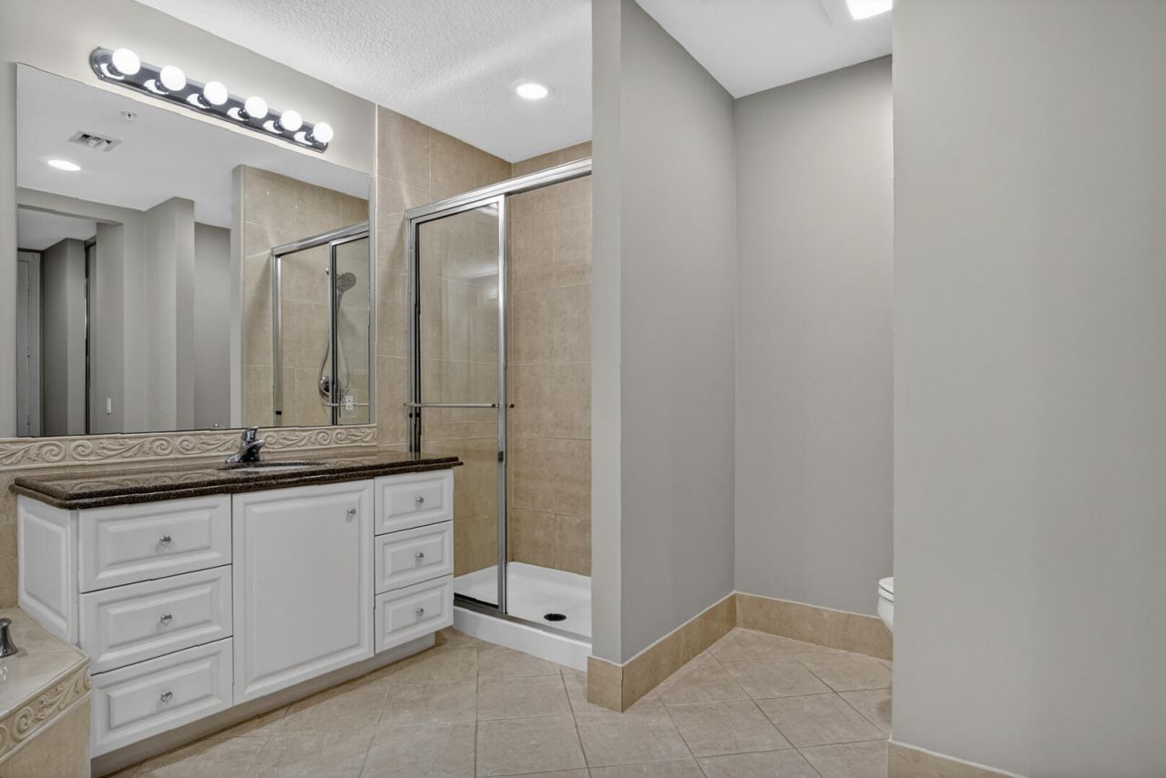 37 E Harbour Isle Dr Drive E, Unit 106, Fort Pierce, FL 34949 Photo