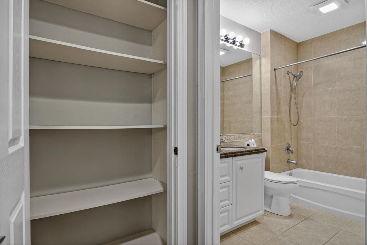37 E Harbour Isle Dr Drive E, Unit 106, Fort Pierce, FL 34949 Photo
