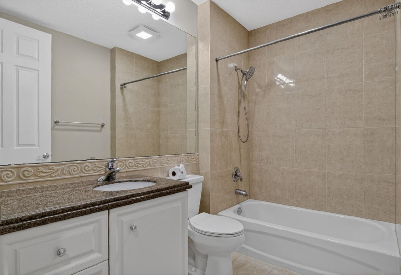 37 E Harbour Isle Dr Drive E, Unit 106, Fort Pierce, FL 34949 Photo
