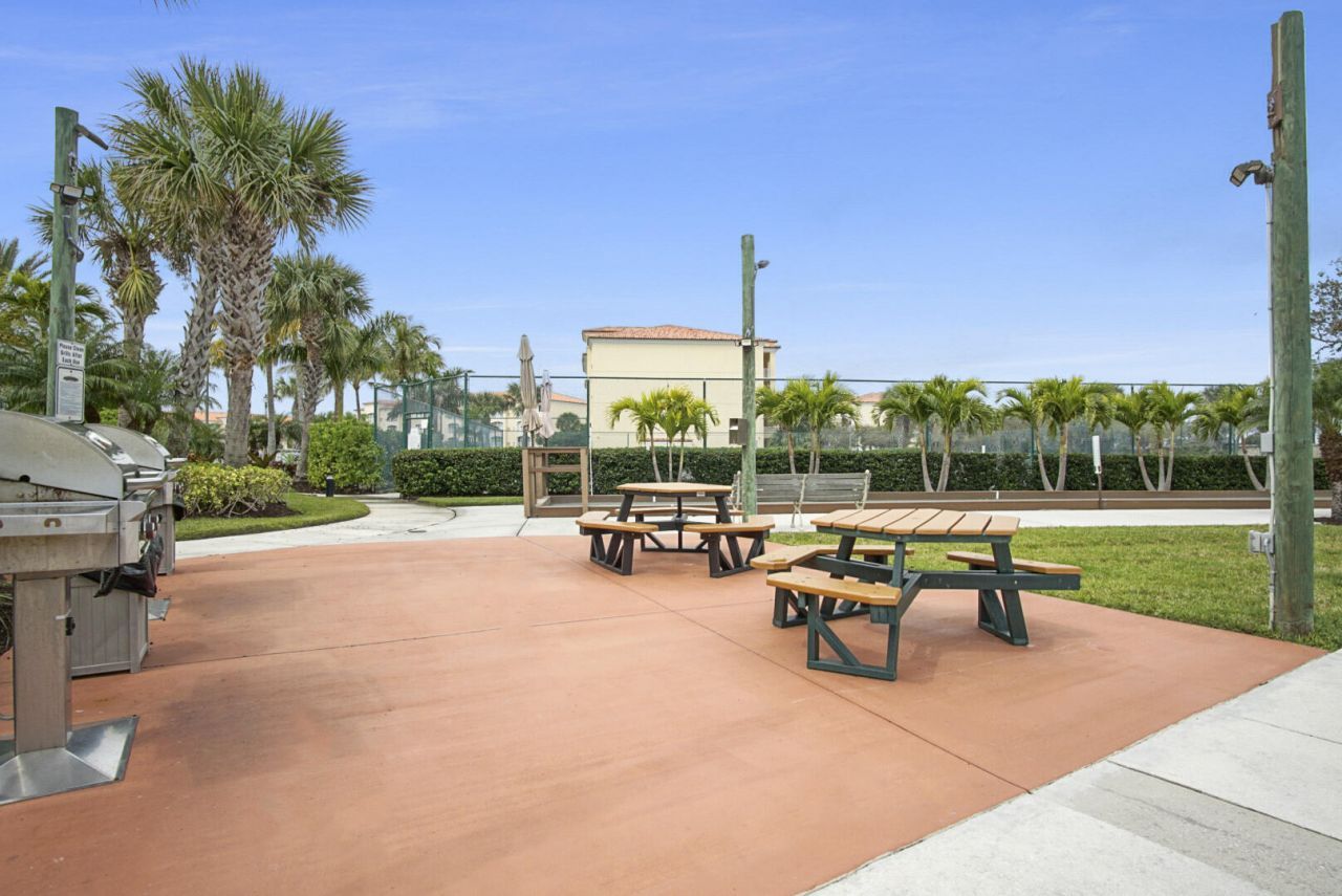 37 E Harbour Isle Dr Drive E, Unit 106, Fort Pierce, FL 34949 Photo