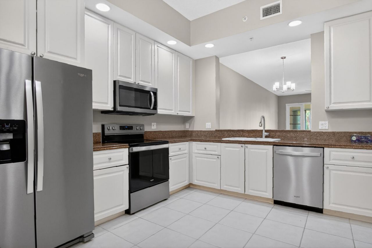 37 E Harbour Isle Dr Drive E, Unit 106, Fort Pierce, FL 34949 Photo