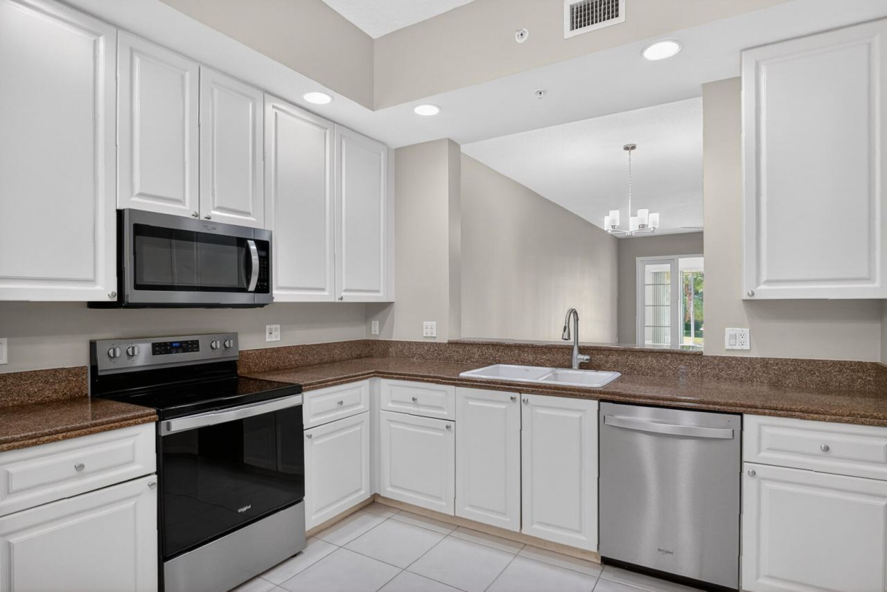 37 E Harbour Isle Dr Drive E, Unit 106, Fort Pierce, FL 34949 Photo