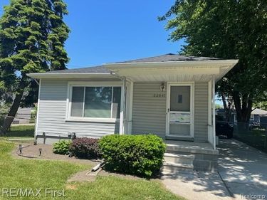 13 Mile Road, St. Clair Shores, MI 48082