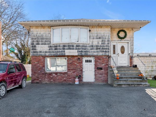 3740 waverly ave , Seaford, NY 11783