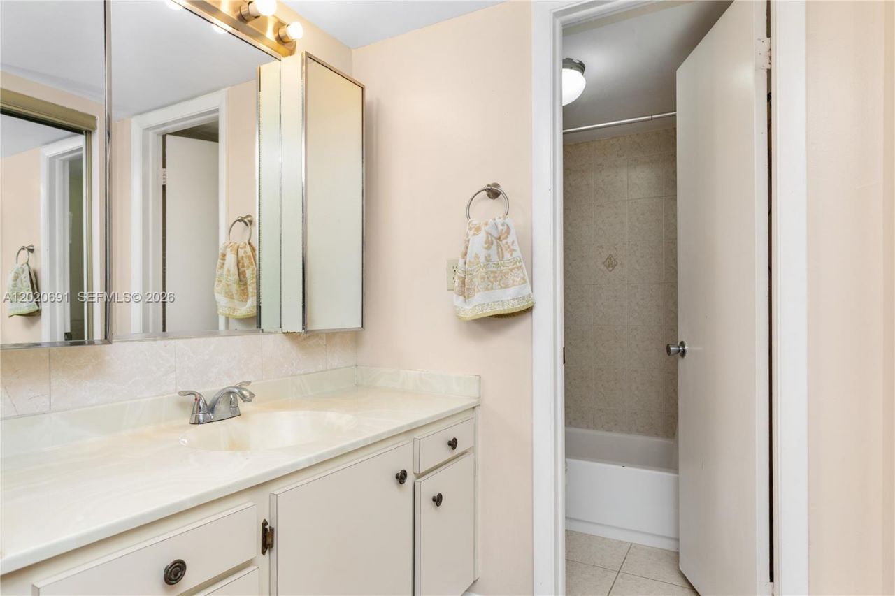 901 Colony Point Cir , Unit 521, Pembroke Pines, FL 33026 Photo