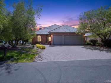 24 Chateaux Du Lac, Fenton Township, Mi 48430