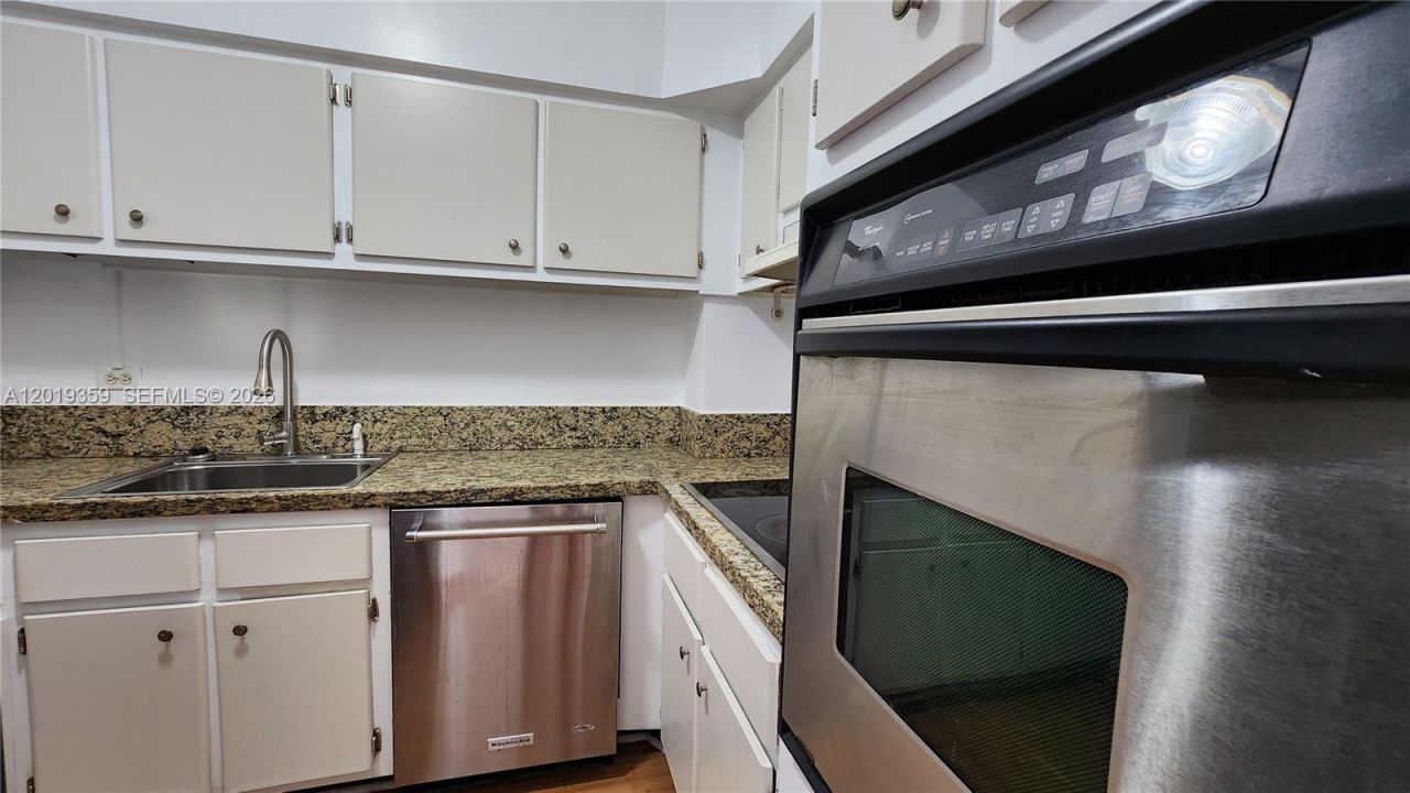 7441 Wayne, Unit 8-O, Miami Beach, FL 33141 Photo