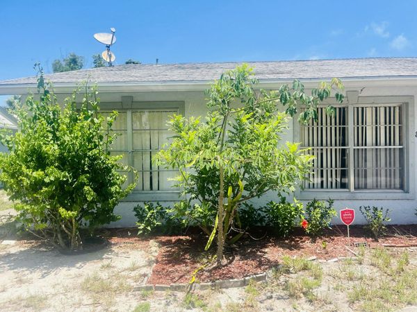 8905 SE Sandy Lane, Hobe Sound, FL 33455